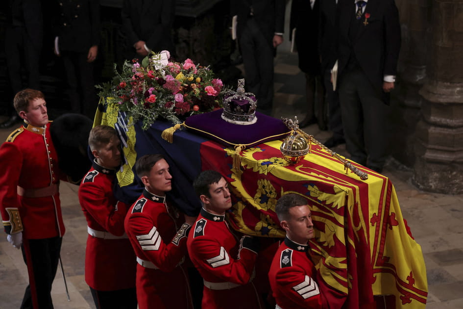 Le cercueil d'Elizabeth II transport&eacute; &agrave; l'int&eacute;rieur de l'abbaye