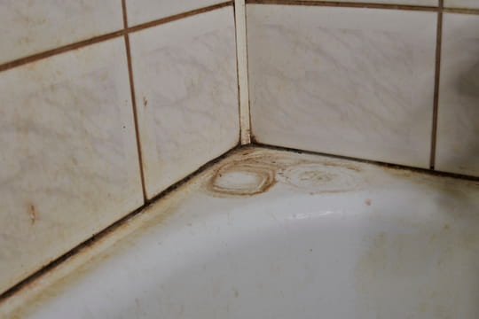 La m&eacute;thode facile pour des joints de salle de bains &eacute;clatants &ndash; sans vinaigre blanc ni eau de Javel