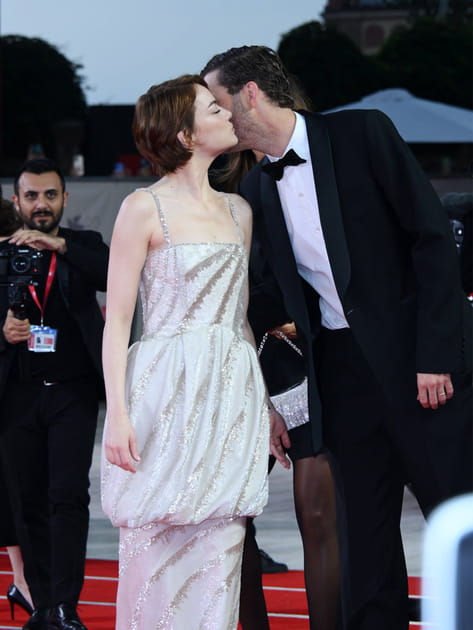 Emma Stone embrasse son mari avant de monter sur le tapis rouge de Venise