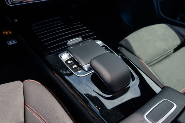 Un pavé tactile pour commander l'écran central