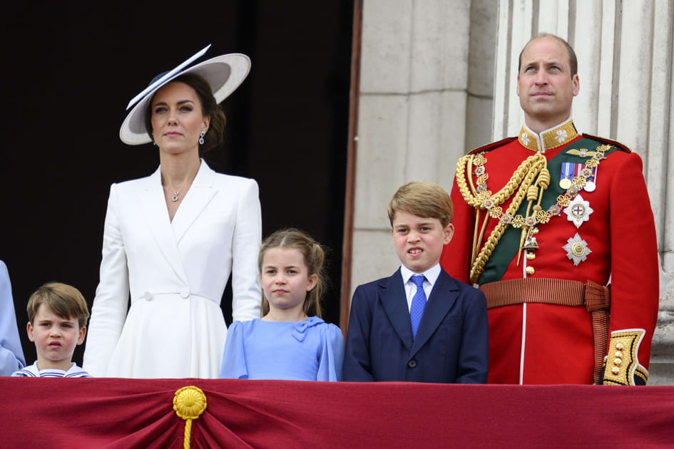 William en costume officiel avec femme et enfants