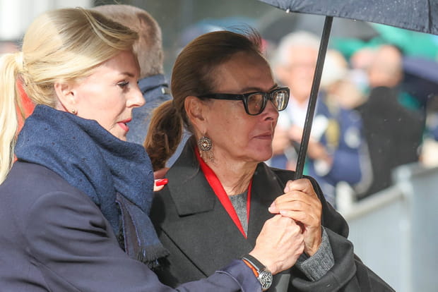 Carole Bouquet arrive rapidement aux obsèques de Michel Blanc