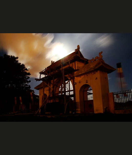 Temple bouddhiste sous la pleine lune