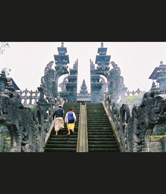Les longs escaliers du temple