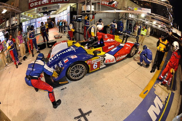 4h40 : Ravitaillement pour le team Oreca