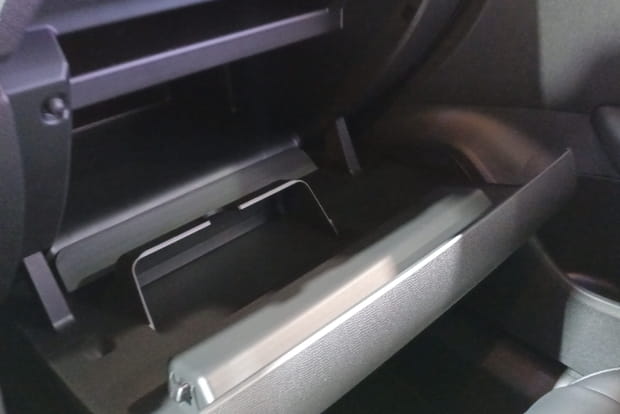 Nouvelle Citroën C4 : une boîte à gants revisitée, plus grande