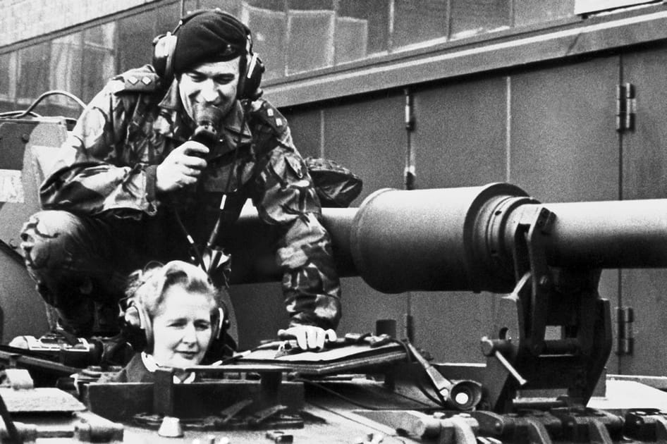 La Dame de fer monte dans un tank