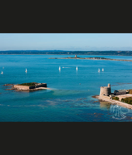 Les tours de Tatihou et de La Hougue