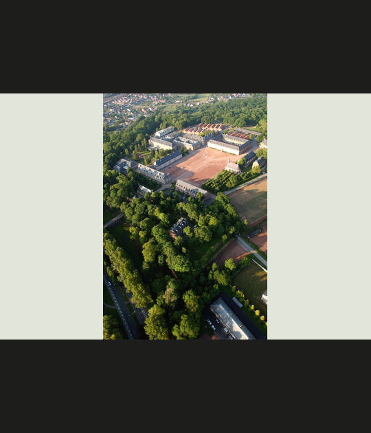 Une cour rectangulaire