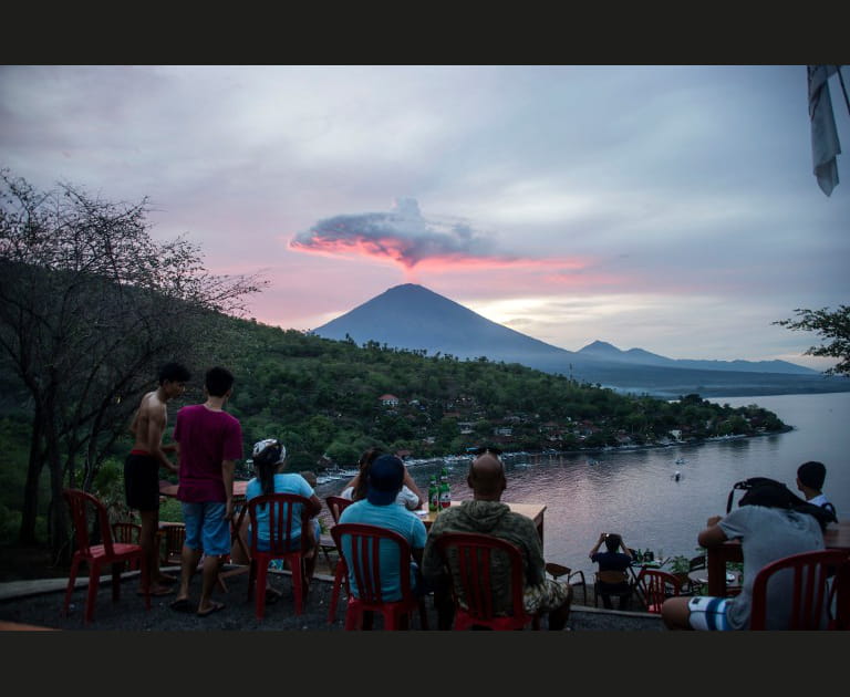 Des touristes contemplent le mont Agung