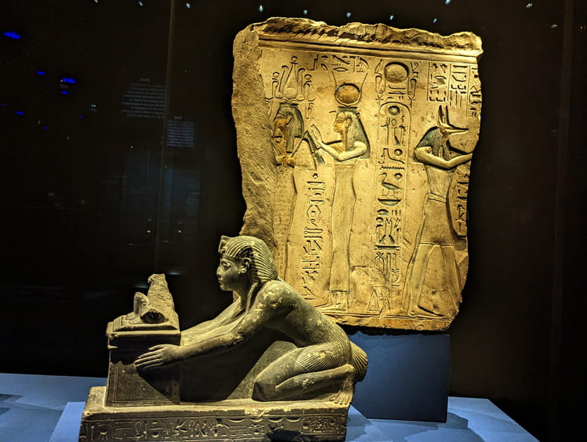 Statue de Rams&egrave;s II agenouill&eacute; offrant un r&eacute;bus de son nom
