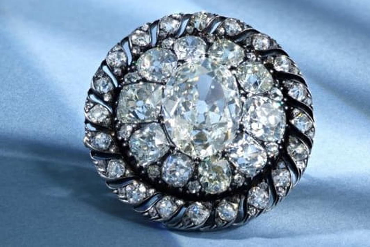 Les Anglais l'ont honteusement volée à Napoléon à Waterloo, une broche de 13,04 carats vendue aux enchères