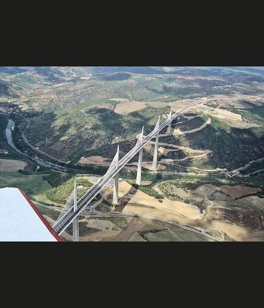 Vue a&eacute;rienne du viaduc de Millau