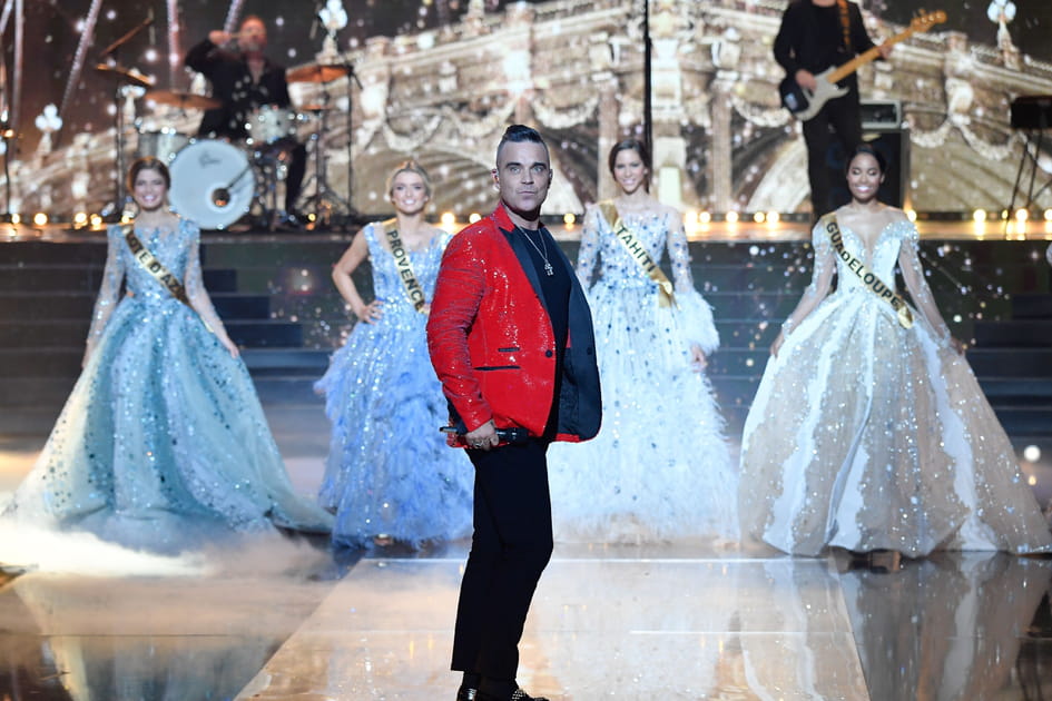 Robbie Williams chante pour les finalistes