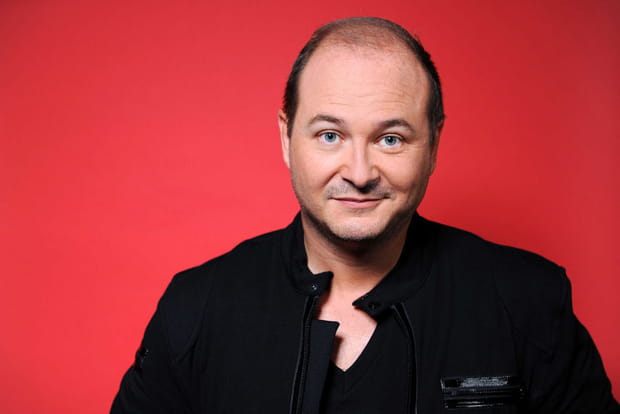 Bienvenue chez Cauet : un homme prend feu