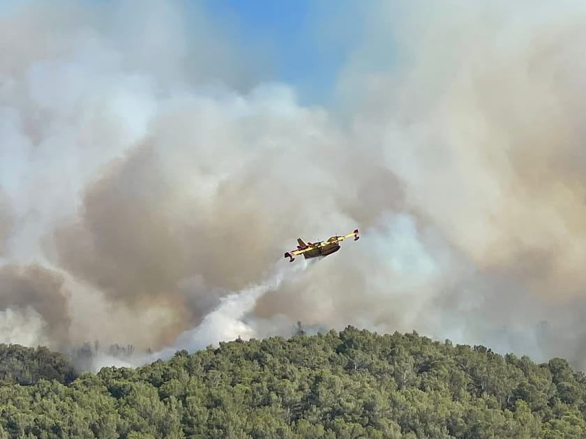 Un canadair d&eacute;verse de l'eau sur l'incendie