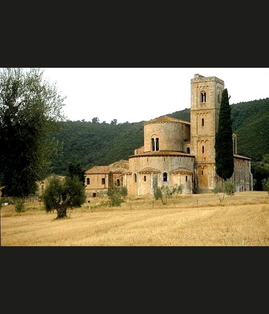 Une abbaye perdue dans les collines