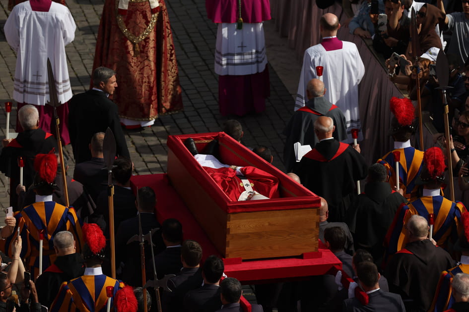 Le pape Fran&ccedil;ois transport&eacute; dans un cercueil ouvert