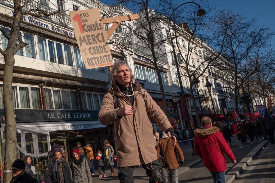 Dans la manif&nbsp;: un d&eacute;guis&eacute; en pendu