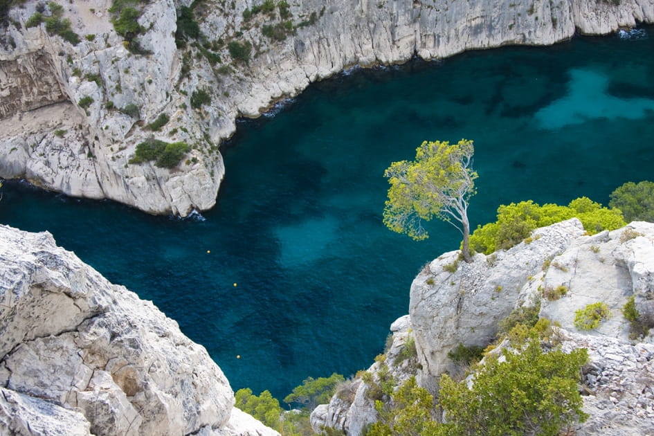 40&nbsp;destinations en France o&ugrave; prolonger l'&eacute;t&eacute;&nbsp;: Cassis et ses calanques