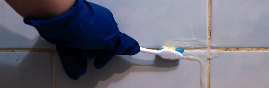 Ce produit maison blanchit les joints en 5&nbsp;minutes&nbsp;: plus du tout besoin d'eau de Javel ou de vinaigre blanc