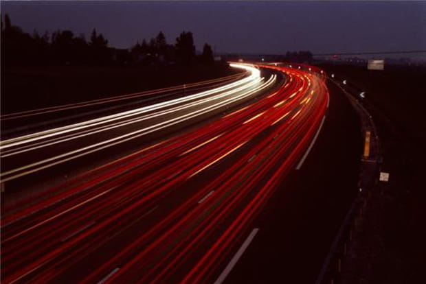 Circulation nocturne : flux flou lumineux