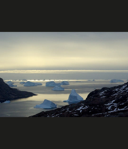 Une ribambelle de petits icebergs