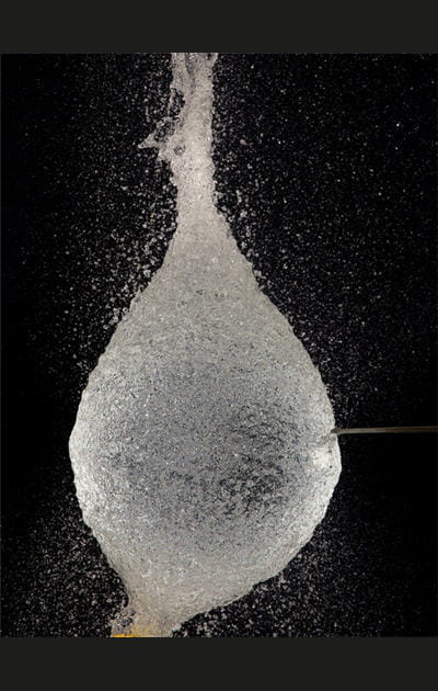 Un ballon d'eau suspendu en l'air