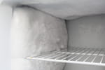 Cette astuce du papier aluminium est géniale : elle supprime la glace du congélateur en un rien de temps