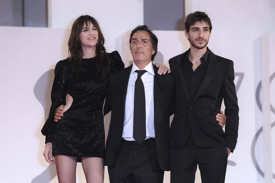Photo de famille pour Charlotte Gainsbourg, Yvan Attal et leur fils