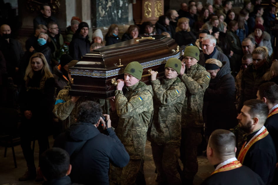 Fun&eacute;railles de soldats ukrainiens &agrave; Lviv