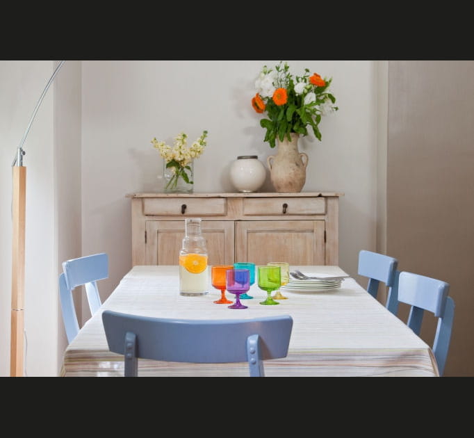 Une salle &agrave; manger chin&eacute;e