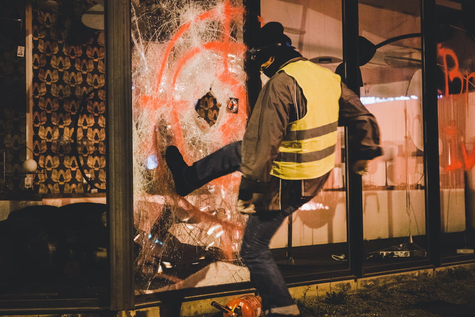 Manifestation du 7&nbsp;mars&nbsp;: Magasin de luminaires vandalis&eacute;