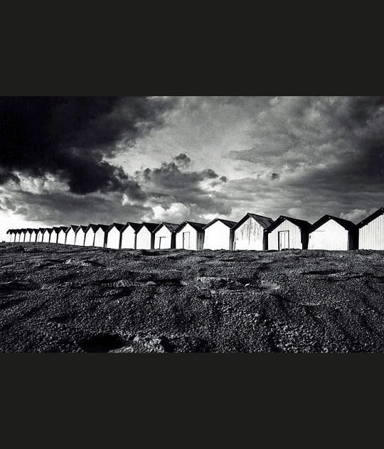 Blanches cabines sur ciel noir