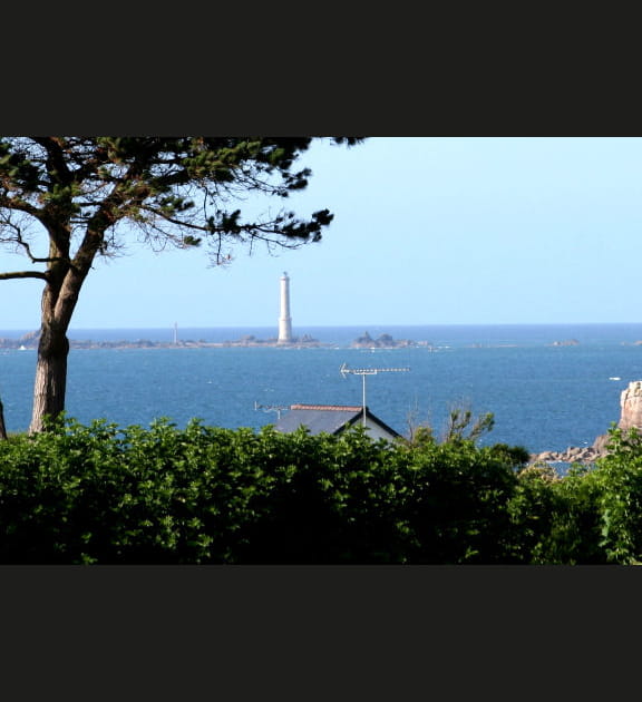 Le phare des H&eacute;aux sur l'&icirc;le de Br&eacute;hat