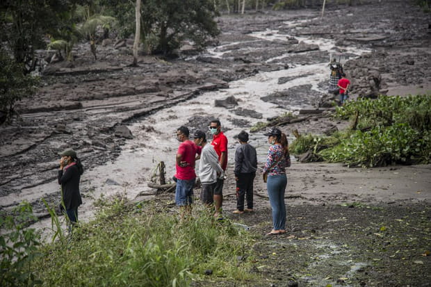 Des coulées de boue traversent les villages