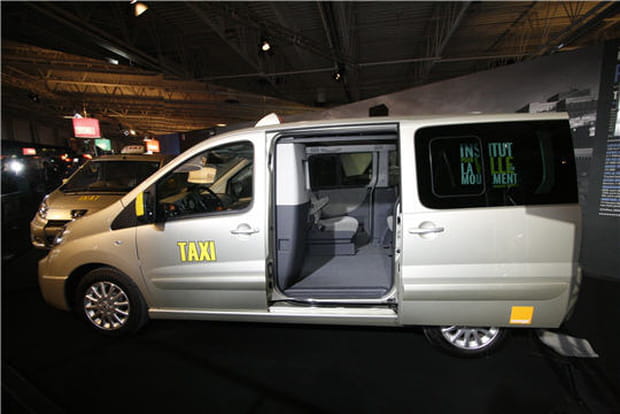 Paris : taxi du futur Peugeot (2008)