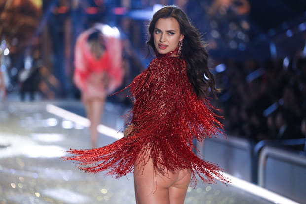 Irina Shayk, irrésistible en pourpre