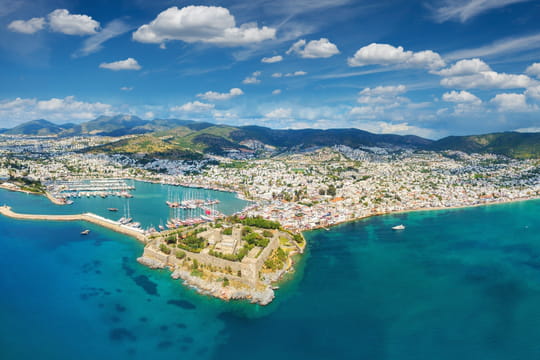 C'est le nouveau Saint-Tropez de la Méditerranée et on y mange pour quelques euros