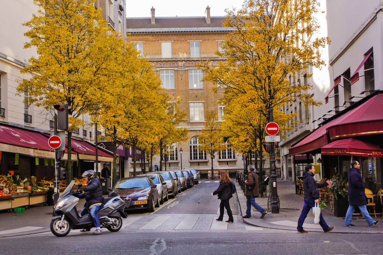 "Un mélange entre du vomi et des chaussettes sales" : une odeur infecte envahit certaines rues, la cause est toujours la même