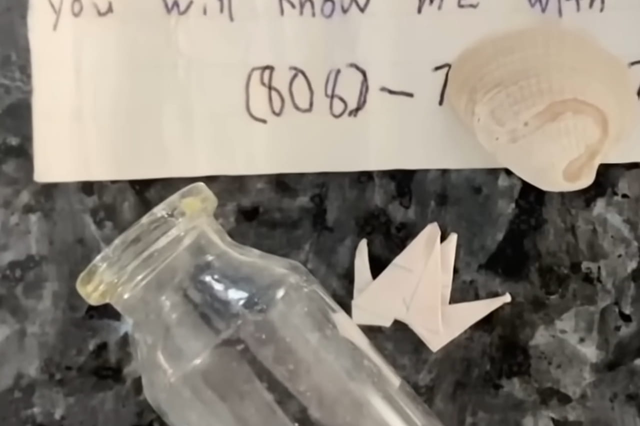Une enfant trouve un message dans une bouteille, sa mère envoie un SMS au numéro indiqué et elle n'en revient pas