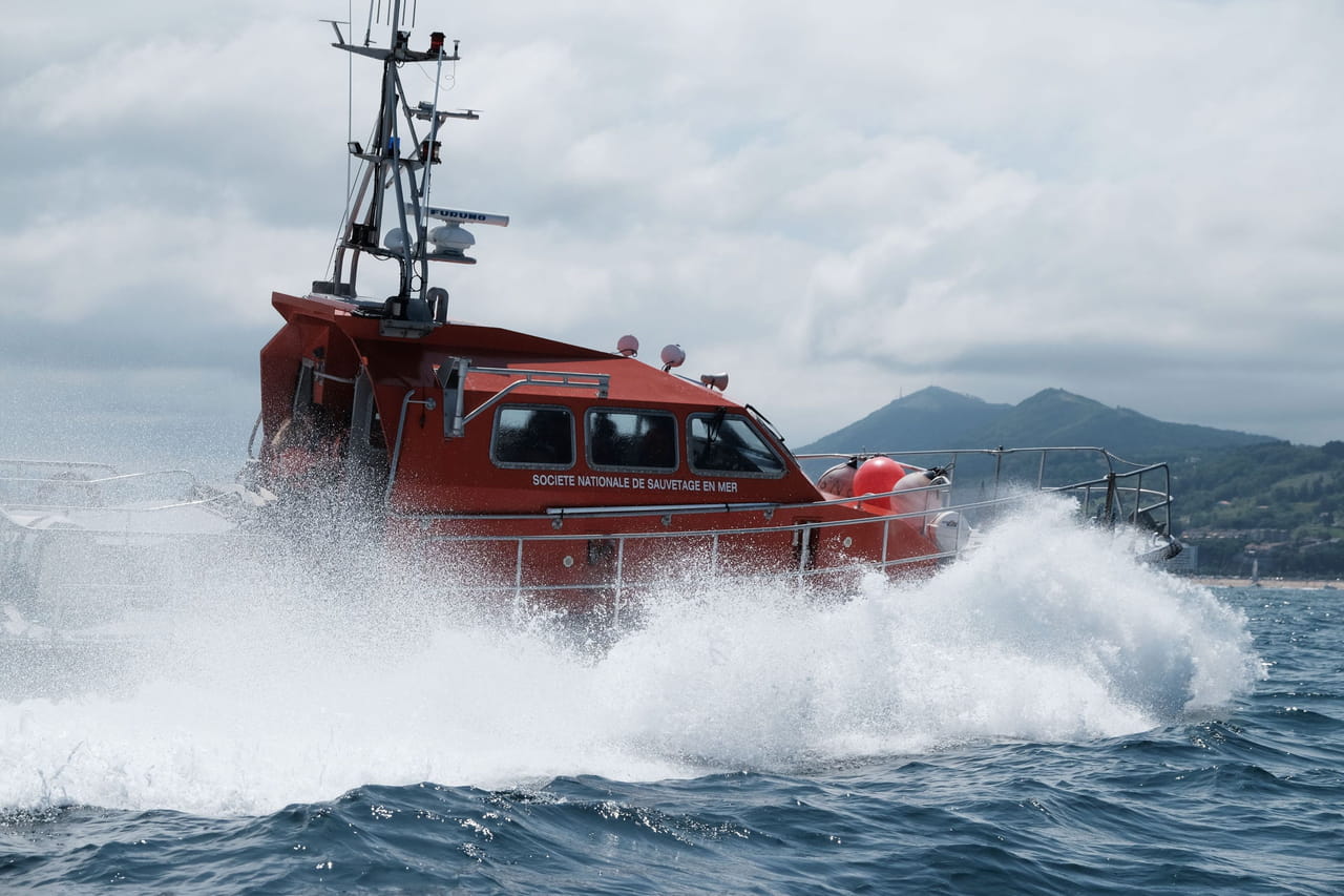 Accident de bateau dans la Manche : moteur enrayé, vague... Les dernières infos