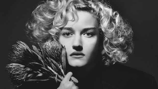 Julia Garner incarne une photographe botanique dans le Calendrier Pirelli 2019
