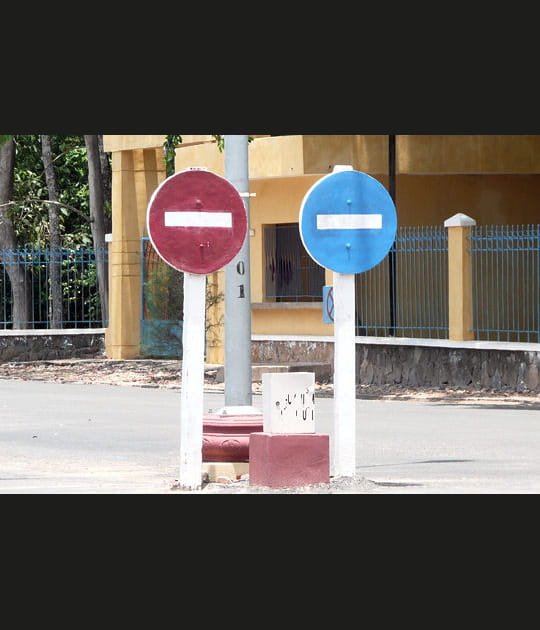 Interdit en rouge et bleu
