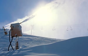 le canon à neige, ennemi du skieur écolo. 