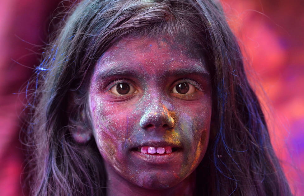 Une petite fille c&eacute;l&egrave;bre Holi