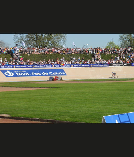 L'arriv&eacute;e dans le V&eacute;lodrome de Roubaix