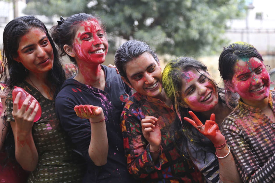 Des jeunes femmes c&eacute;l&egrave;brent Holi &agrave; Jammu