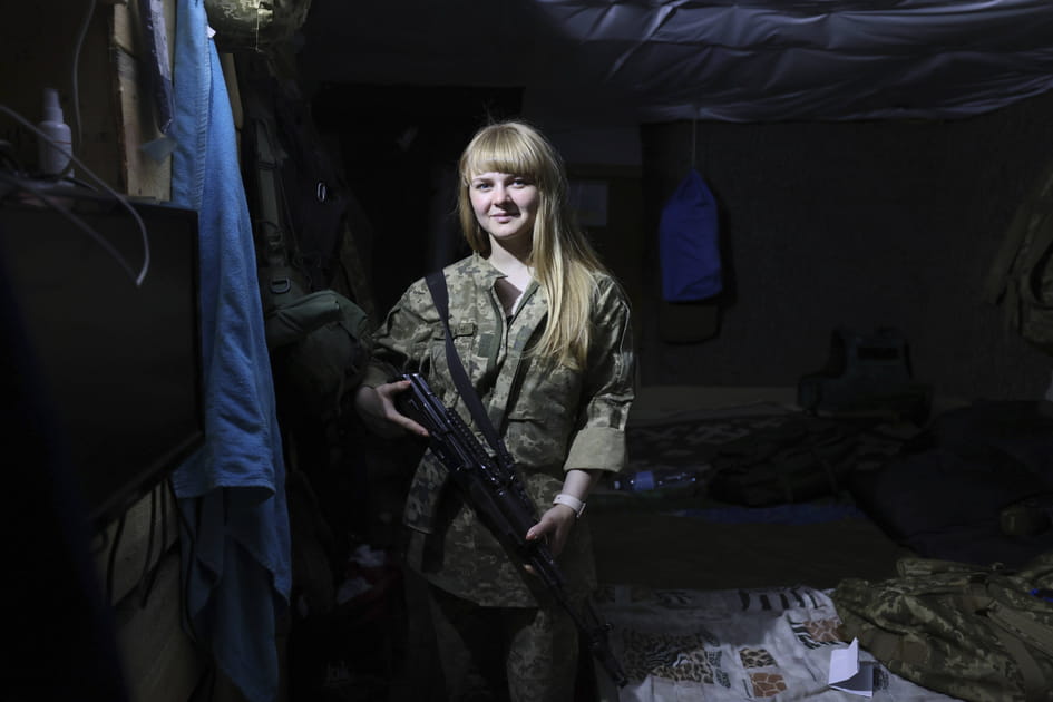 Une Ukrainienne militaire de 23&nbsp;ans contre les soldats russes