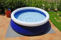 les piscines gonflables sont les moins onéreuses.